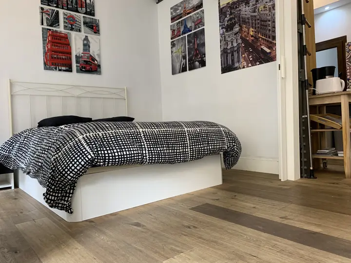Dormitorio con suelo de madera · 2020