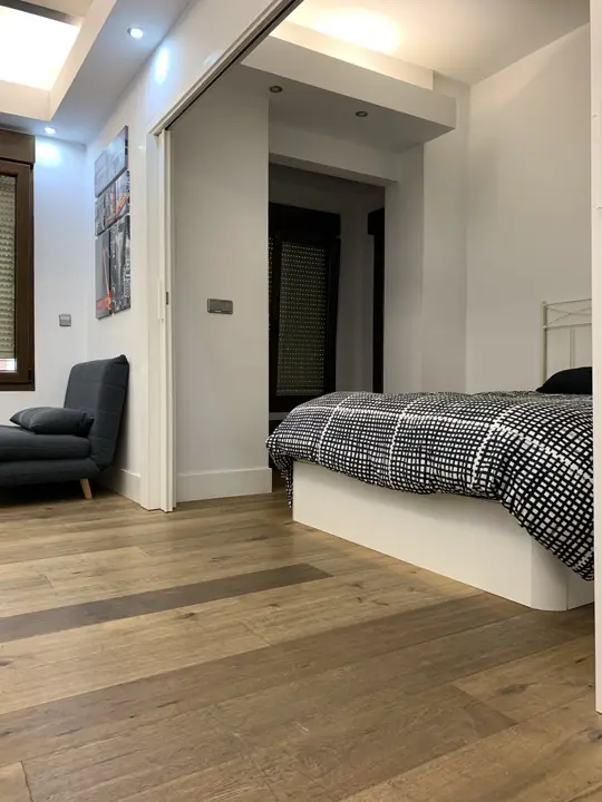 Dormitorio con suelo de madera · 2020