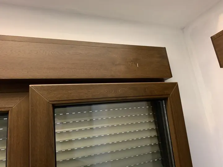 Ventana de madera con persiana · 2020