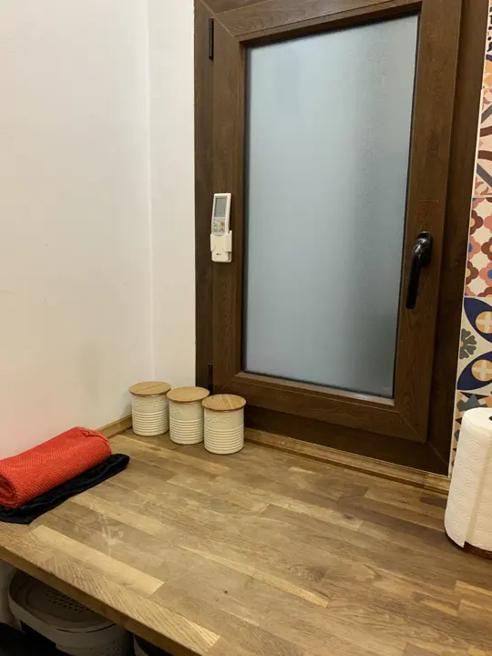 Ventana de madera con persiana · 2020
