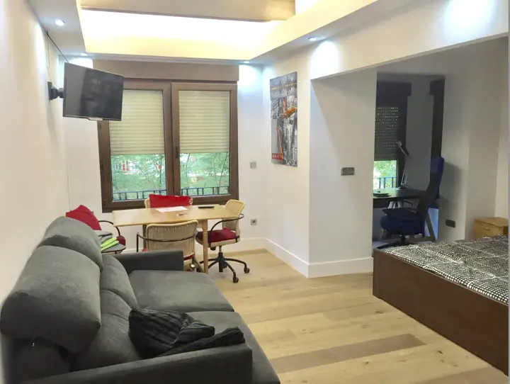 Dormitorio con suelo de madera · 2017