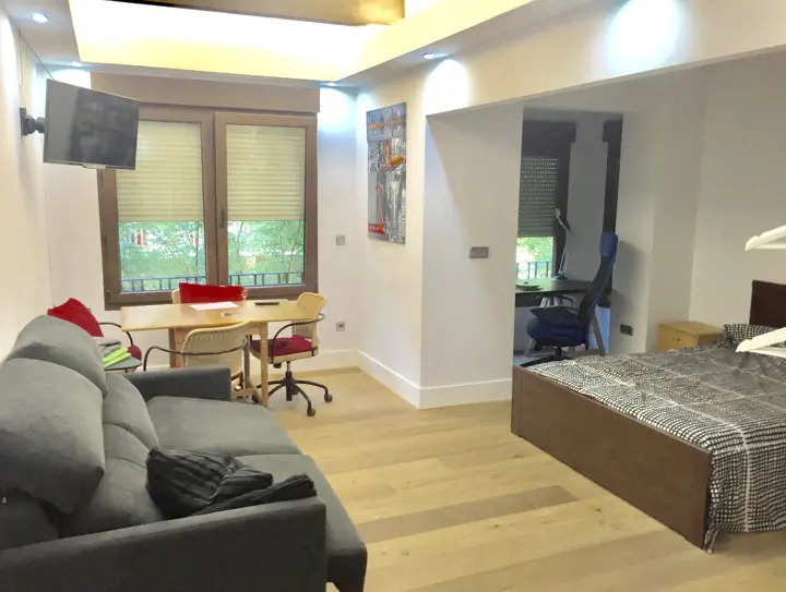 Dormitorio con suelo de madera · 2017