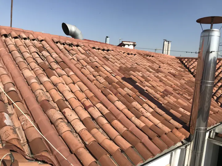 Faldón con conductos de ventilación · 2018