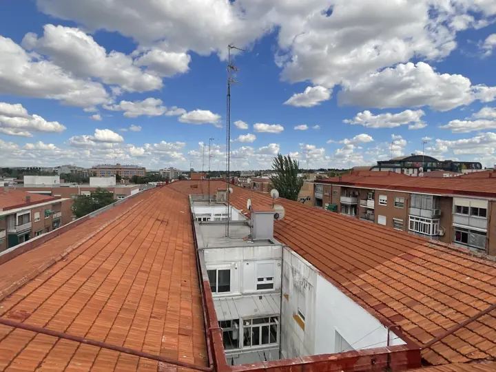 Cubierta de teja y patio de luces · 2026