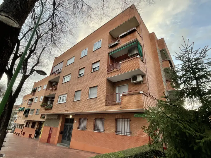 Edificio de viviendas de ladrillo · 2026