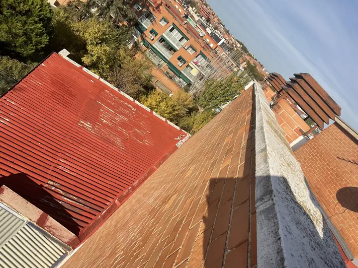 Faldón de cubierta de teja · 2026
