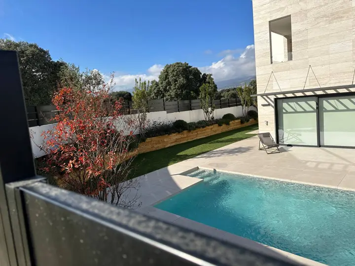 Piscina y jardín · 2022