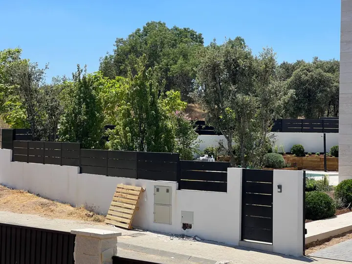 Cerramiento y jardín · 2022
