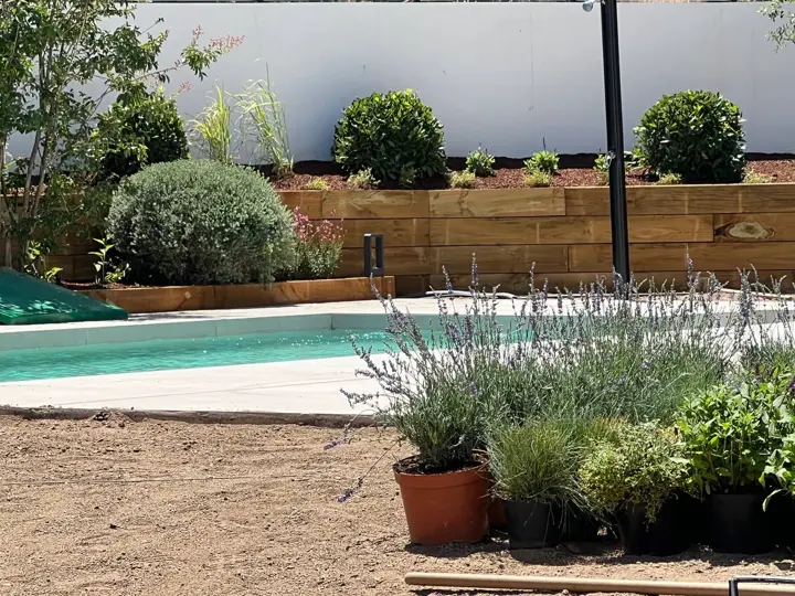Jardín junto a la piscina · 2022